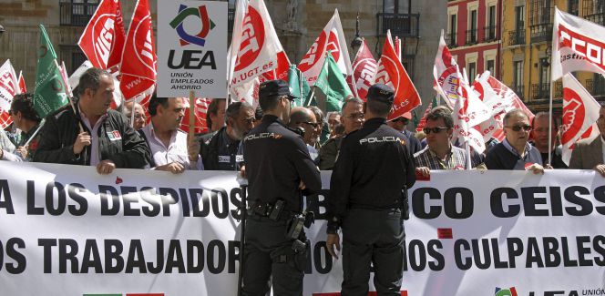 Varios efectivos de la policía ante una manifestación por León para rechazar los despidos que planea el Banco Ceiss.