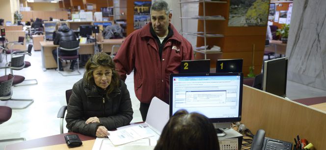 Una mujer es atendida en una oficina del servicio público de empleo de Castilla y León.