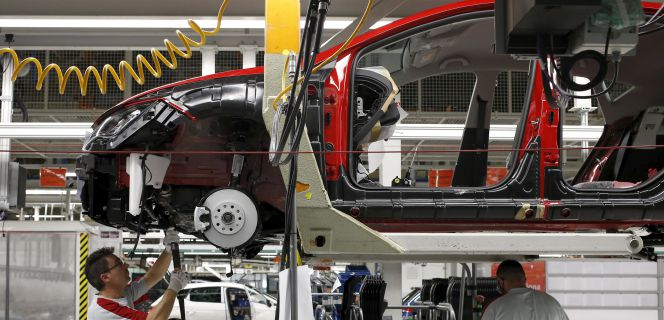 Operarios de la fábrica de Seat en Martorell, que fabrica la versión eléctrica del Seat León.