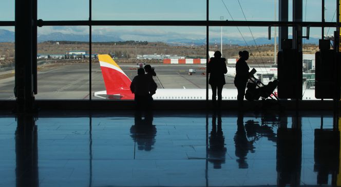 Vista al exterior de Barajas desde la terminal 4 del aeropuerto madrileño.