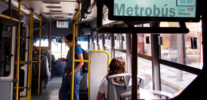 Un autobús con el sistema SAE de Indra.