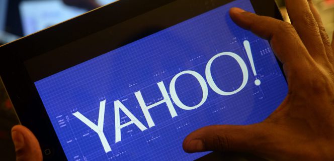Una persona consulta Yahoo a través de una tableta.