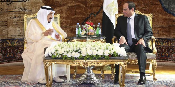 El presidente egipcio, Abdelfatah al Sisi, conversa con el rey saudí Salman bin Abdelaziz, durante la ceremonia de bienvenida celebrada en el palacio presidencial de El Cairo, Egipto.