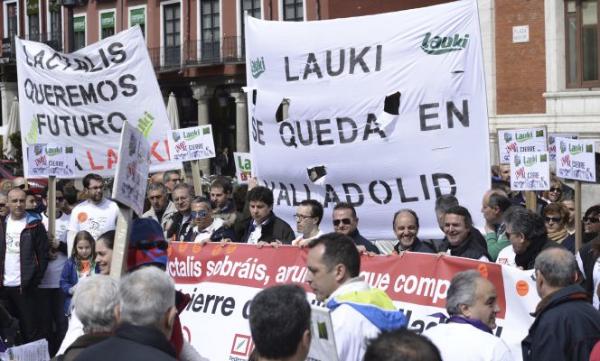 Los trabajadores de Lauki, cuya factoría de Valladolid está amenazada de cierre, han organizado esta mañana un acto de protesta y han repartido 2.000 litros de leche en la Plaza Mayor de esta capital.