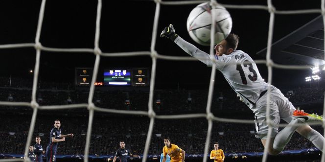 Luis Suárez anota el segundo gol para el FC Barcelona en la victoria ante el Atlético de Madrid por 2-1, en el encuentro de ida de cuartos de final de Liga de Campeones que ambos clubes disputaron en el Camp Nou.