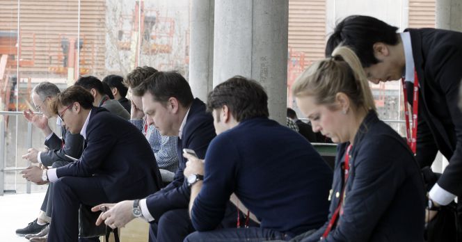 usuarios de móvil en un congreso