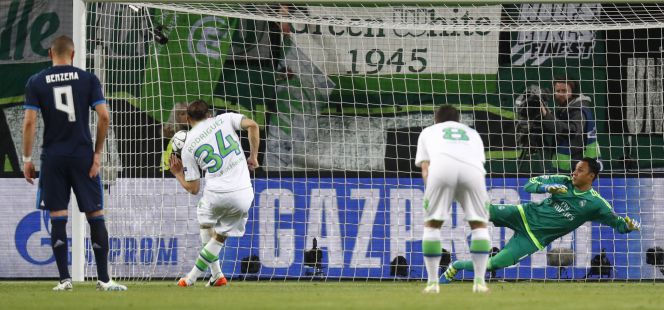 Ricardo Rodriguez marca el primer gol en el partido entre Wolfsburgo y Real Madrid, ida de los 14 de final de Liga de Campeones.