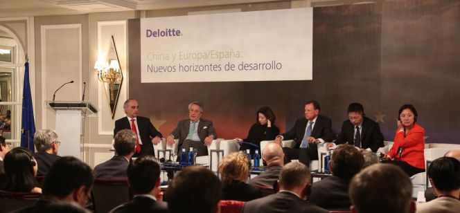 De izquierda a derecha Jorge Cosmen, consejero delegado de Alsa; Javier Targhetta, consejero delegado de Atlantic Copper, Rosa Yang, socia directora de Deloitte en China, Javier Fernández-Cid, consejero delegado de Mapfre, Tony Jin Yong, consejero delegado de Huawei en España y Linghan Wang, directora general de UnionPay de Europa.