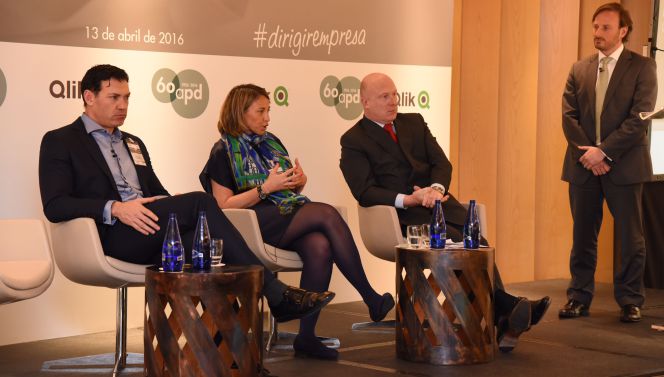 De izquierda a derecha, José Ramón García (Blusens), María Wandosell (Motorpress Ibérica), Hugo Rovira (NH) y Gustavo Loewe (Qlik).