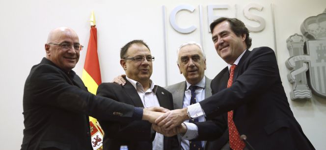 El presidente de Cepyme y vicepresidente de CEOE, Antonio Garamendi (derecha); el presidete del CES, Marcos Peña, el secretario de la federación de Industria de CC OO, Agustín Martín y el secretario general de Metal, Construcción y Afines (MCA-UGT), Carlos Romero, tras la firma oficial del primer convenio colectivo estatal de la industria, la tecnología y los servicios del metal que ha tenido lugar hoy en Madrid.
