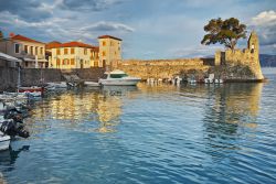Puerto de Náfpaktos (Lepanto) en Grecia, con restos de su muralla.