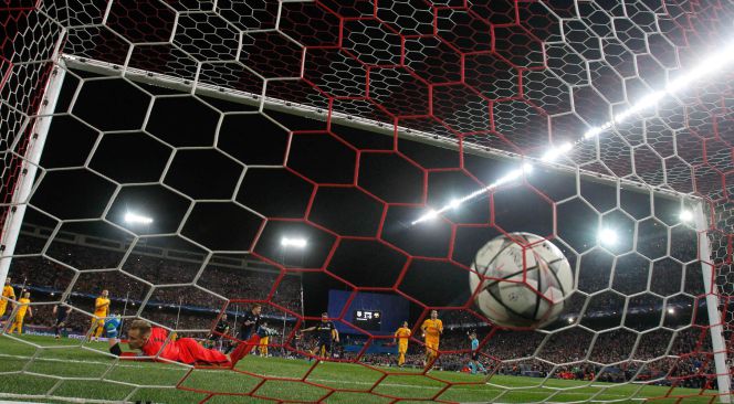 El portero del FC Barcelona Ter Stegen (abajo) no puede evitar el segondo gol del Atlético de Madrid, durante el partido de vuelta de cuartos de final de la Liga de Campeones disputado en el estadio Vicente Calderón, en Madrid. EFEJ. J. Guillén