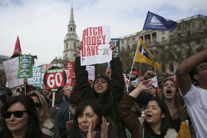 Manifestantes contra la política de recortes de David Cameron
