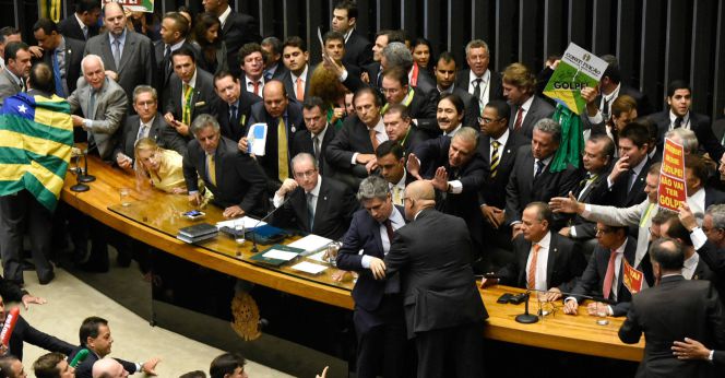 Varios diputados se manifiestan en la Cámara de Diputados de Brasil, al inició de la sesión.