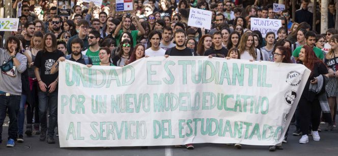 Cientos de estudiantes se han manifestado esta mañana por las calles del centro de Murcia, durante el primer día de la huelga de 48 horas de alumnos de las enseñanzas medias y universitarias públicas, el pasado 13 de abril.