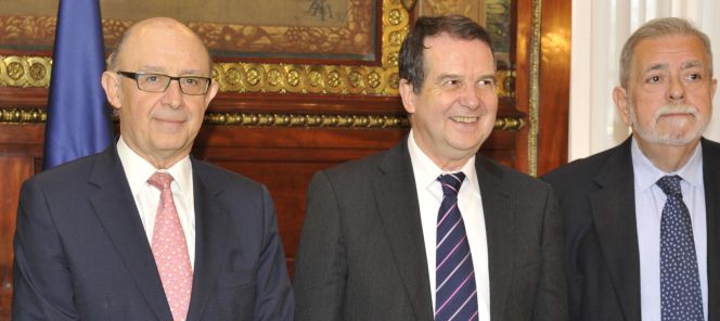 El ministro de Hacienda, Cristóbal Montoro; el presidente de la FEMP, Abel Caballero, y el secretario de Estado de Administraciones Públicas, Antonio Beteta.