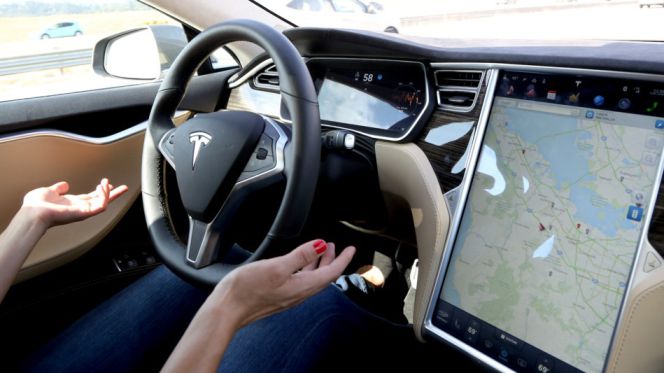 Los coches de Tesla ya se pueden controlar desde la muñeca con una pulsera inteligente