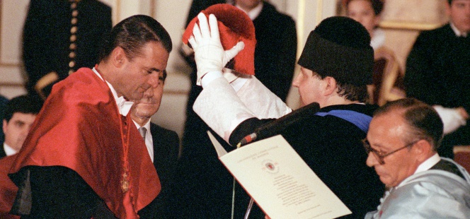Mario Conde, durante la ceremonia de investidura como doctor honoris causa por la Universidad Complutense.