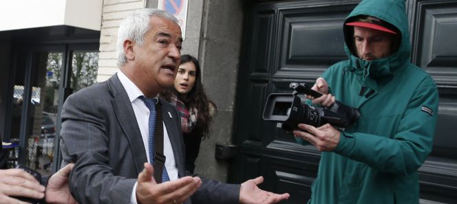 El presidente de la Asociación de Usuarios de Servicios Bancarios (Ausbanc), Luis Pineda (i), a su llegada a la sede de Ausbanc en la calle Marqués Urquijo de Madrid, donde se ha practicado un registro por los agentes de la Policía Nacional, tras haber sido detenido, en la estación de Atocha de Madrid cuando se bajaba del AVE procedente de Sevilla, por su presunta implicación en una supuesta trama de extorsión a bancos en la que estaría involucrado el máximo responsable del sindicato de funcionarios Manos Limpias, Miguel Bernard, arrestado esta mañana. EFEÁngel Díaz