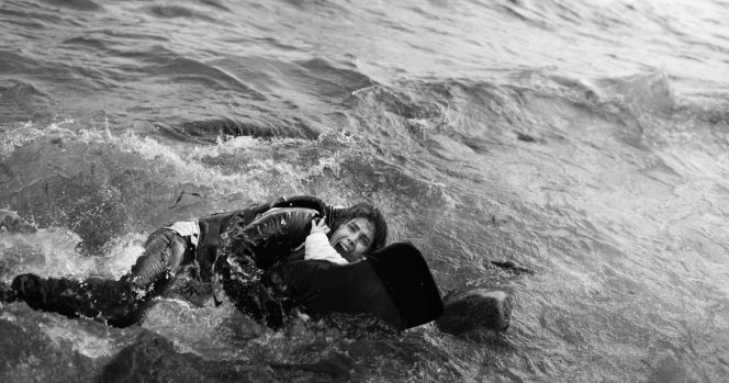 Una madre abraza a su hijo en el agua, en la costa griega de Lesbos, retratada por el fotógrafo Samuel Aranda, el diario ARA, premio Ortega y Gasset 2016 a la mejor fotografía.