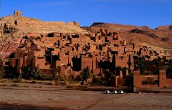 A la izquierda, kasbahde Ait Ben Haddou, Patrimonio Mundial de la Unesco.
