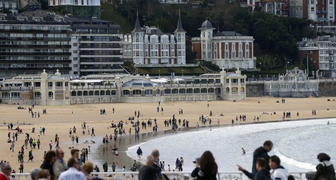Vista del paseo de La Concha de San Sebastián, abarrotado de turistas. EFEArchivo
