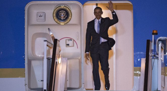 El presidente de Estados Unidos, Barack Obama, desciende del avión presidencial Air Force One ayer jueves 21 de abril de 2016.