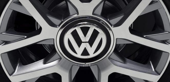 Detalle del logotipo de Volkswagen en la llanta de un coche expuesto en el Salón del Automóvil de Tokio (Japón). EFEArchivo