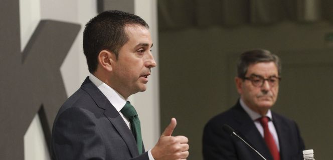 A la izquierda, el presidente de BBK, Xabier Sagredo, junto a Mario Fernández, su antecesor en el cargo, a la derecha.