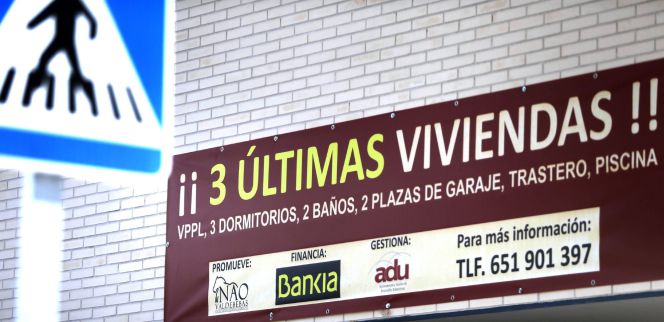 Cartel de venta de viviendas en un edificio de Valdebebas, Madrid. EFEArchivo