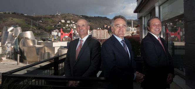 Mikel Barandiarán, consejero delegado de Dominion, Antón Pradera, presidente, y Jesús María Herrera, consejero delegado de CIE Automotive.
