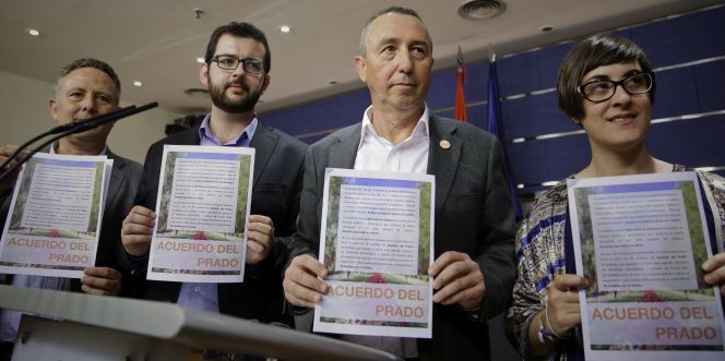 El portavoz de Compromís, Joan Baldoví (2-d), durante la rueda de prensa que ha ofrecido hoy en el Congreso tras haber sido recibido por el rey Felipe VI en el Palacio de la Zarzuela