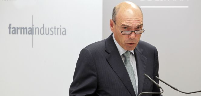 Antoni Esteve, presidente de Farmaindustria, en la firma del protocolo con Hacienda y Sanidad en noviembre.