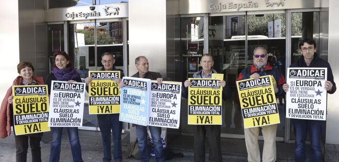 Integrantes de Adicae Castilla y León se manifiestan hoy en Valladolid para pedir a Europa la retroactividad total de las cláusulas suelo. EFENacho Gallego