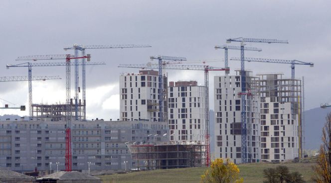 Varios edificios de viviendas en construcción.