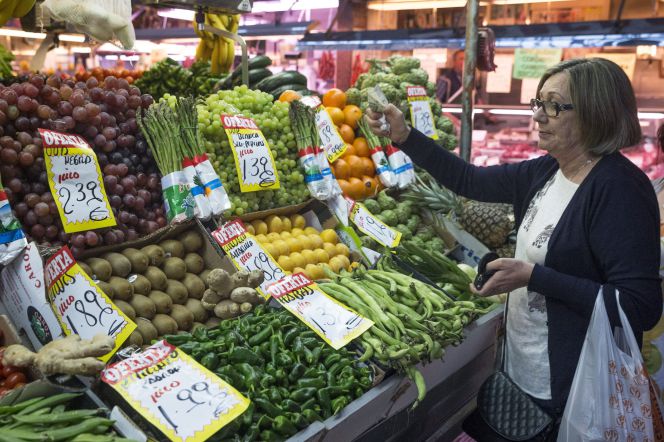 En la imagen, una mujer hace su compra en una frutería del mercado Maravilla en Madrid.