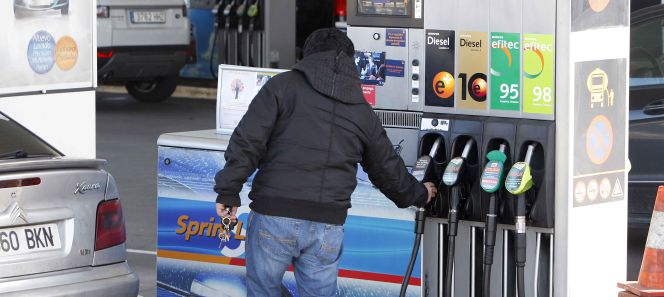 En España volvemos a pagar una de las gasolinas más caras