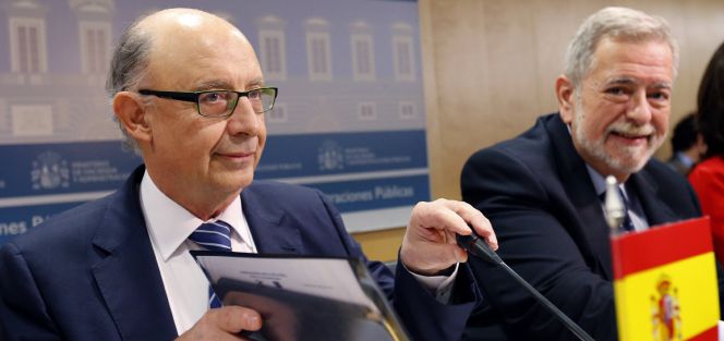 El ministro de Hacienda y Administraciones Públicas en funciones, Cristóbal Montoro, y el secretario de Estado de Administraciones Públicas, Antonio Beteta, en el Consejo de Política Fiscal y Financiera.