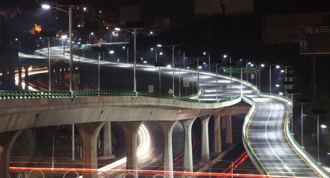 Entrada en la autopista elevada Viaducto Bicentenario, construida y operada por OHL México.