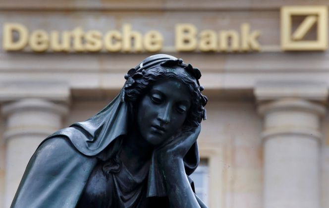 Una estatua delante de una oficina de Deutsche Bank.