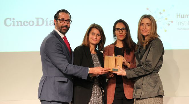 Claudia Goñi y María Ugena (en el centro) de ING Bank, recogen el premio elTalento Corporativo. Con ellas, Loles Sala, directora de Human Age Institute; y José Luís Gómez Mosquera, director gerente de Cinco Días.