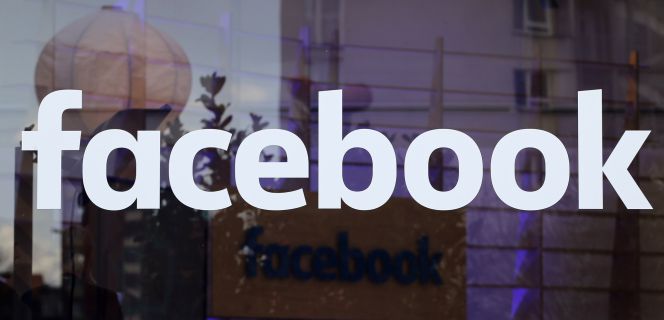 Logo de facebook en Berlín.