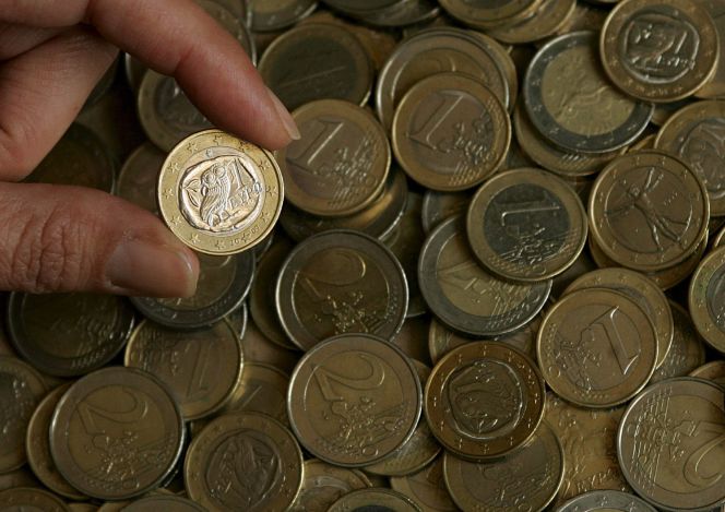 Una persona enseña una moneda de euro de Grecia entre otras monedas de la zona euro en Atenas, Grecia. EFEArchivo