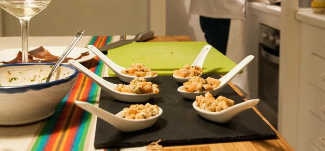 Cocinero de Take a chef ofreciendo uno de sus servicios.