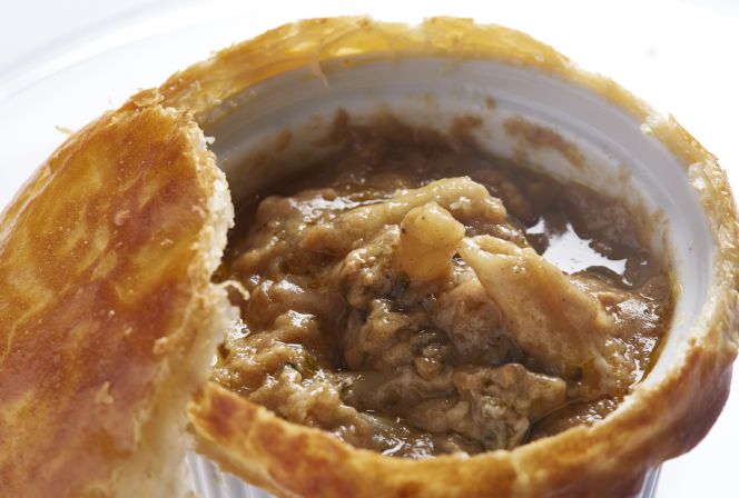 Ragú de ternera con macarrones con hojadre.