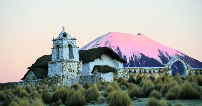 El pico Nevado Sajama, de 6.542 metros de altura, en Bolivia. Una de las fotografías de la muestra, de Jean-Leo Dugast.