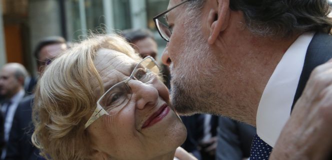 El presidente del Gobierno, Mariano Rajoy, saluda a la alcaldesa de Madrid, Manuela Carmena, a su llegada al acto de imposición de Medallas y Condecoraciones de la Orden del Dos de Mayo.