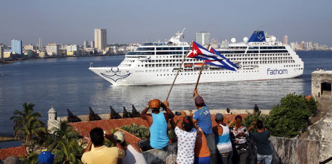 El buque "Adonia", de la compañía Fathom, filial de la empresa Carnival, arriba hoy a La Habana (Cuba).