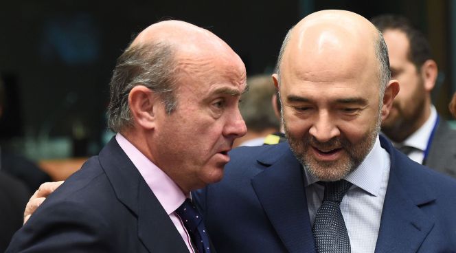 El ministro de Econo,ía españo, Luis de Guindos, y el comisario de Asuntos Económicos. Pierre Moscovici, en la reunión del Eurogrupo del 14 de enero.