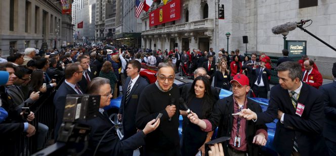 Sergio Marchionne, presidente de Ferrari, atendiendo a la prensa en la salida a Bolsa de la compañía.